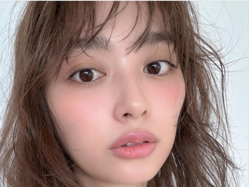 「色気ヤバい」内田理央、美デコルテあらわな『anan』オフショットを公開！ 「顔が、世界最高峰」