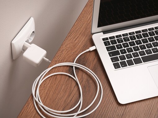 ノートパソコンの電源は、つなぎっぱなしではダメ？【専門家が解説】