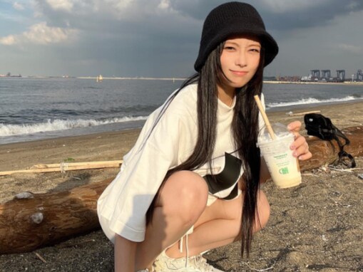 重盛さと美、ショーパン姿でのしゃがみショットに「美脚すぎる」の声！ 「可愛いと綺麗が凝縮してる」