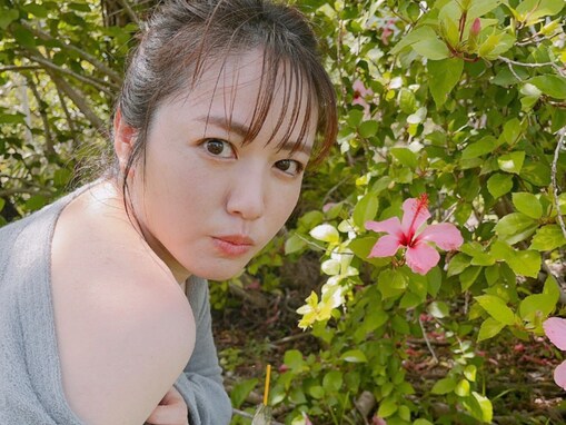 磯山さやか、色気あふれる肩出しショット披露に「色っぽい」「肌綺麗です」とファン歓喜！