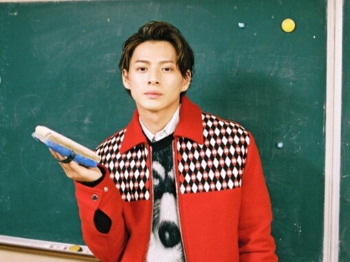 平野紫耀、イケメンすぎる「無愛想な担任の先生」ショットにファンもん絶！ 「勉強が手につきません」