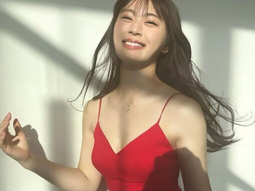 「めっちゃセクシー」渋谷凪咲、胸元ざっくりの赤いワンピース姿を披露！ 「大人の女性になったね」