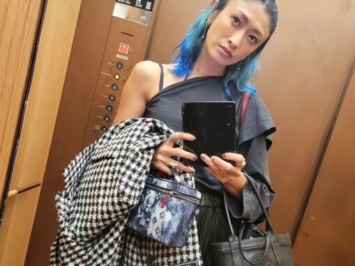 山田優、肩出しコーデ＆ブルーヘア披露！ 格好いい雰囲気に「真似したくなる」「髪色めっちゃいい」の声