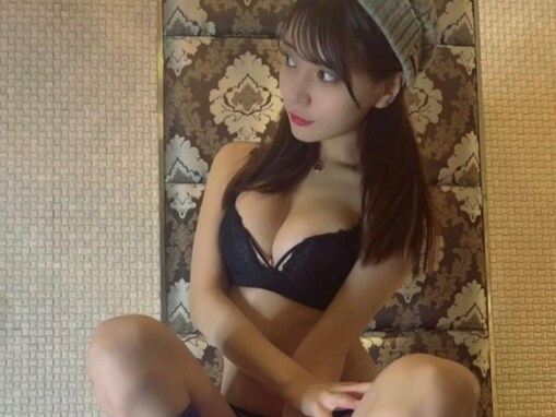 似鳥沙也加、美乳あらわなランジェリーショット！ 大胆ポーズに「いつもと違う感じ」「たまらない」の声