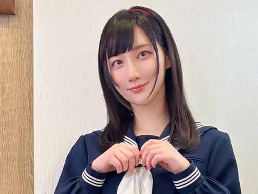 「橋本環奈ちゃんかと」ファーストサマーウイカ、制服姿で美脚あらわに！ 「19歳かと思いました」「現役？」