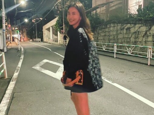 長谷川京子、まるで何もはいていないかのような超ミニ丈コーデで生脚あらわに！ 「足もキレイ」「めっちゃ可愛い」