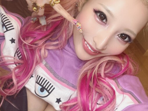 「顔埋めたい」加藤紗里、谷間あらわなセクシーショット公開！ 「お肌白くて綺麗」「可愛いすぎる」