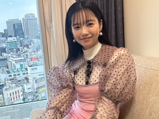 島崎遥香、超ミニスカート姿での脚組みショットで美脚を大胆披露！ 彼女感あふれるTV番組オフショット