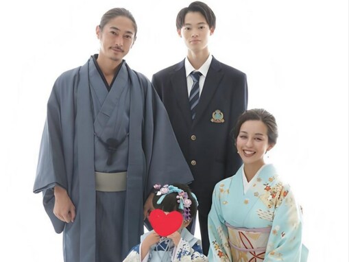 PINKY、夫・窪塚洋介＆愛流と娘との家族顔出しショット公開！ 着物や制服のレアな正装姿を披露
