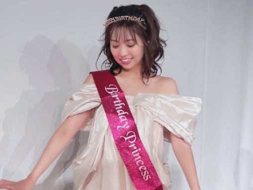 「かわいすぎ案件」大原優乃、美デコルテ際立つドレス姿に「スタイル抜群」の声！