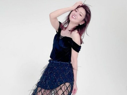 かつみさゆり・さゆり、透け透けスカートで圧巻の美脚あらわに！ 「井川遥さんかと」「50代には全く見えない」