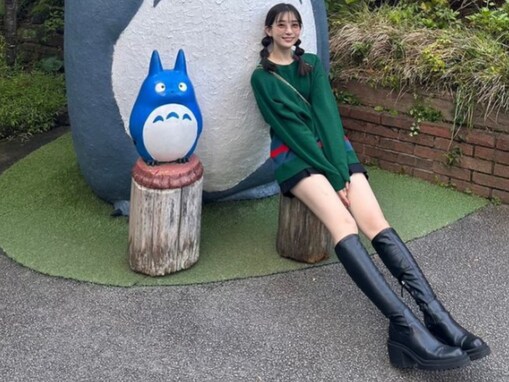 「脚の長さ２ｍ」足立梨花、とんでもない美脚があらわになった超ミニ丈コーデ！ 「太ももえろ」「ほそーい」