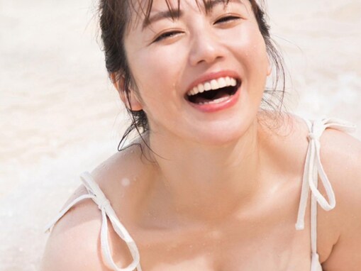 「えっろ」磯山さやか、美谷間あらわな水着ショット公開！ 「ムッチムチ良い」「天使感がハンパない」