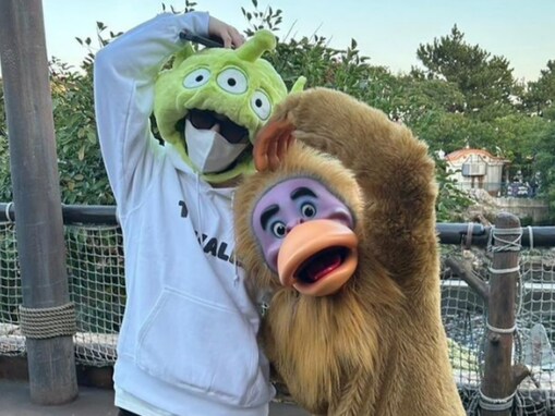 山田涼介、男2人でディズニー満喫ショット！ 「こんな日が来るなんて誰が予想した…」「めちゃ楽しそう」