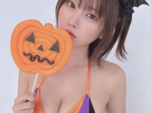 えなこ、美乳あらわなハロウィーン風ビキニ姿を披露！ 「スリムでかわいらしい」「お菓子いっぱいあげちゃう」