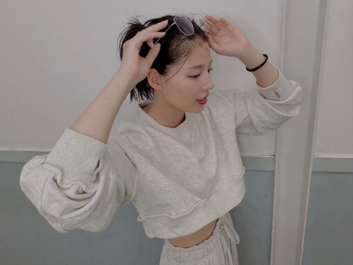 石井杏奈、おなかちらりなスウェットコーデ披露！ 「ウエスト細い」「天使級にかわいい」