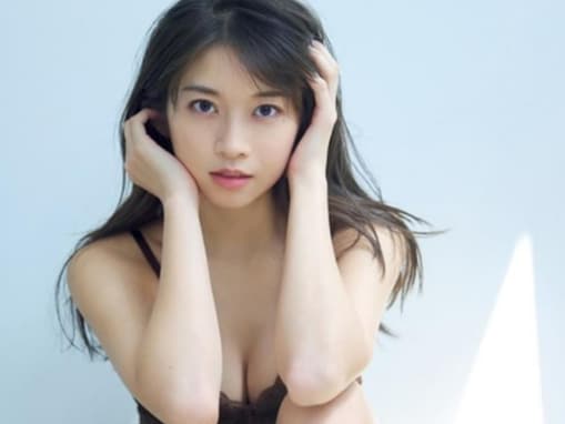 「無敵の美しさ」牧野真莉愛、谷間＆美脚あらわなセクシーショット！ 「アイドルを通り越して女優さんみたい」