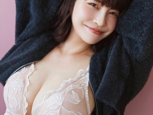 岸明日香、圧巻バストあらわなカレンダー表紙を公開！ 「いいオッパイされてますね！」「スタイル魅力的過ぎるよ～ん」