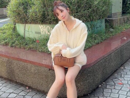 「下履いてないみたい」三上悠亜、太ももあらわな超ミニ丈コーデ！ 「細くて綺麗」「とてもセクシー」