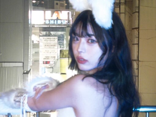 「エロい」井手上漠、美背中＆おなかあらわなセクシーコスショット！ 「TWICEのモモかと」「色気ぷんぷん」