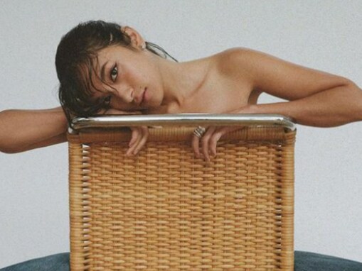 「脚長っ!」ローラ、上半身裸？ なモデルショット！ 「したちちが、、」「オードリー・ヘプバーンかと」