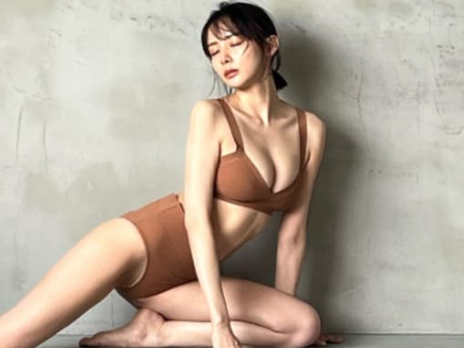 「おっぱいデッカ」プロ雀士・岡田紗佳、“役満ボディ”あらわな水着姿に反響！ 「人類の完成形」