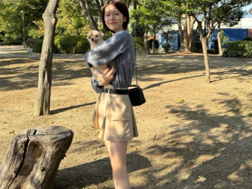 元「ボンビーガール」川口葵、美脚際立つコーデで愛犬とツーショット！ 「究極の癒やしです」