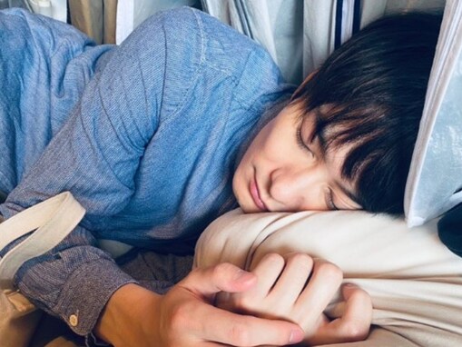「これは保護案件」岡田将生、美しすぎる寝顔公開でファンもん絶！ 「ちょ、え、可愛すぎますって」