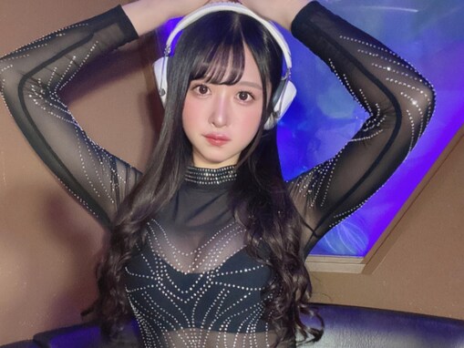 真島なおみ、美谷間透け透けな衣装姿を披露！ 「魅力的でセクシーです」「とても似合ってイケている」