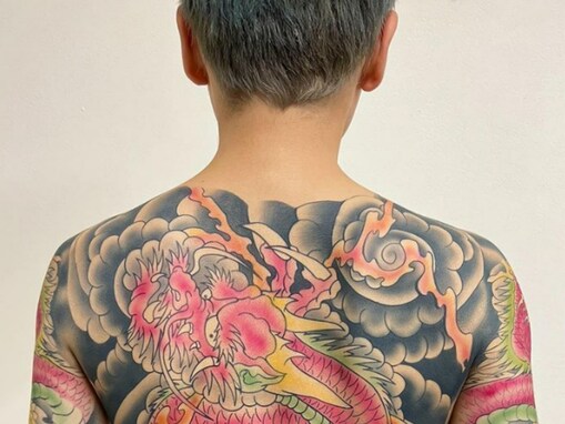 「びっくり」泉澤祐希、背中一面の“タトゥー”姿に驚きの声！ 「これはアート」「ウエスト細！くびれヤバ」