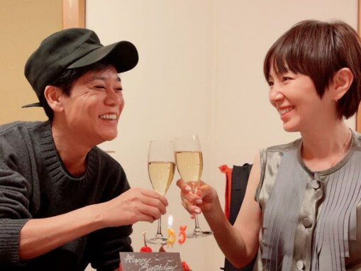 名倉潤、妻・渡辺満里奈との誕生日ショットで“デレデレ笑顔”披露！ 「とても幸せそうな2人ですね」