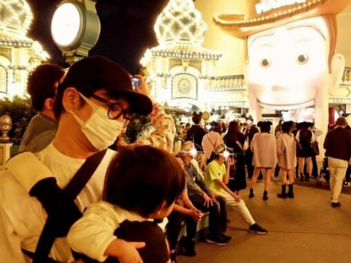 「パパしてる…！」濱口優、息子とのディズニーショット公開！ 妻・南明奈と息子のツーショットも