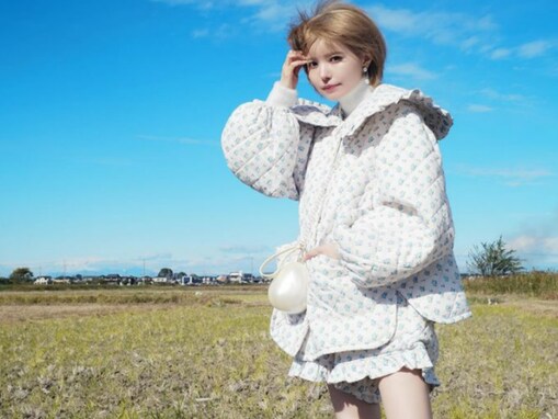 「反則級の破壊力」益若つばさ、絶対領域あらわなショーパン姿！ 「スタイルもいいし顔がちっちゃい」「肌白っ！」