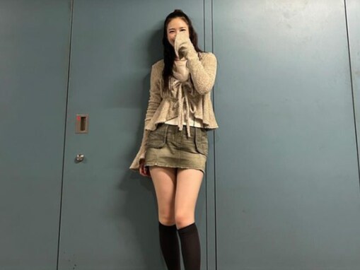 横田真悠、美脚あらわな超ミニスカ姿＆腹出しコーデ披露！ 「スタイル良すぎ」「めちゃめちゃ足が長くて綺麗」
