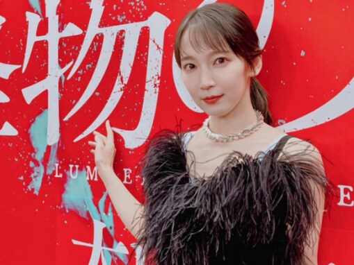 吉岡里帆、美デコルテあらわな“怪物”ドレス姿を披露！ 「妖艶でございます」「妖精かと思った」