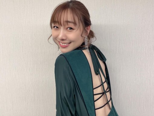 須田亜香里、美背中丸見えなワンピース姿を披露！ 「背中パックリ超セクシー」「スタイル良し！」