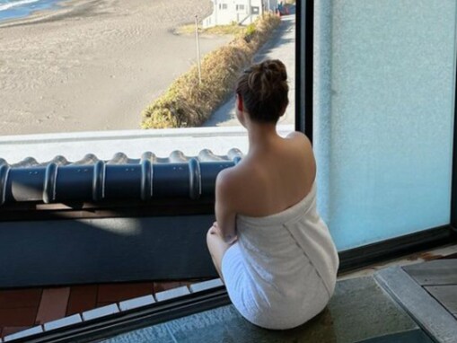 「なんかエロい」鈴木奈々、美背中あらわな温泉ショット！ 「サービスショット」「めちゃくちゃ肌綺麗」