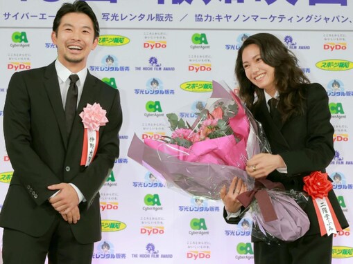 二階堂ふみ、仲野太賀と“おそろいみたいな”ツーショットが話題に！ 「素敵な笑顔」「黒スーツかっこよすぎますて」