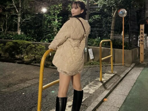 藤田ニコル、絶対領域あらわな私服コーデを披露！ 「ミニにブーツ可愛い」「顔小さ過ぎ〜」