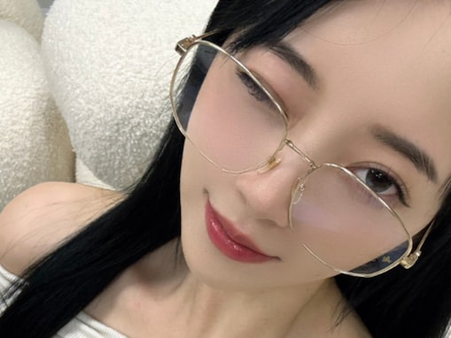 堀未央奈、レアな眼鏡姿公開に「めがねっこ萌え」「本物の美女」と絶賛の声殺到！