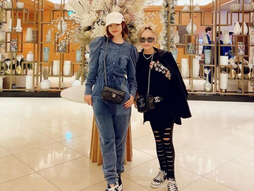 「お洒落な美人親子」平子理沙、83歳母親と圧巻スタイル披露！ 「ママさん本当綺麗」「素敵でお若い」