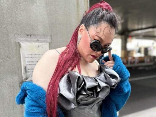 「色気出てますなぁ」バービー、谷間ちらりぴっちりコーデで圧巻スタイル披露！ 「カッコいいなぁ」