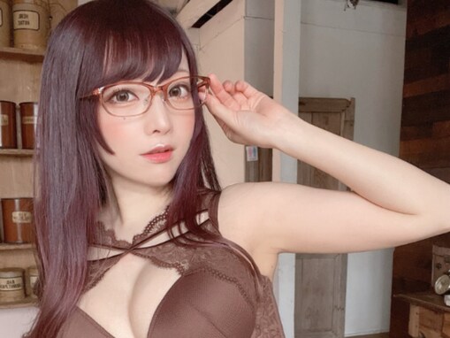 「エロさ五割増し」人気コスプレイヤー・宮本彩希、眼鏡×ランジェリーの悩殺ショット！ 「えっちすぎ」