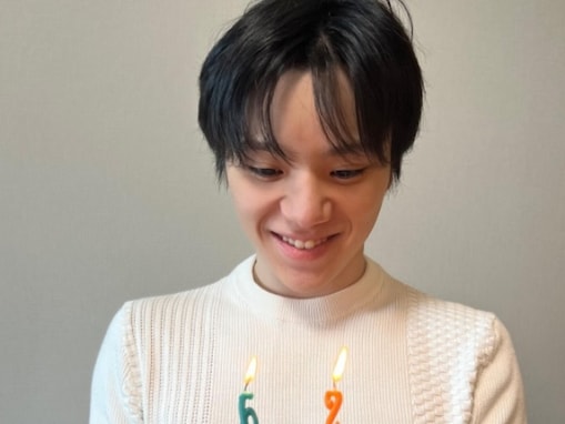 宇野昌磨、62歳!? のバースデーショットに反響！ 「嬉しそうでなにより」「しょーまらしい」