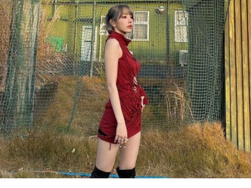 宮脇咲良、太ももあらわ＆おなかちらりなセクシー衣装！ 「めっちゃスタイルいい」「色気がたまらん」