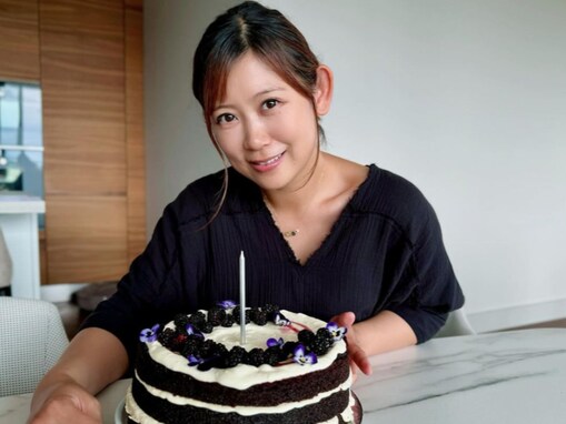 絢香、夫・水嶋ヒロ＆娘ら家族から誕生日祝福の近影ショット！ 「笑顔が見られて幸せ」「幸せな1年にしてね」