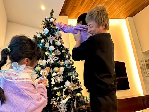 田村淳、2人の愛娘とクリスマスツリーの飾りつけをする家族ショット！ 「良きパパ」「しあわせそう」
