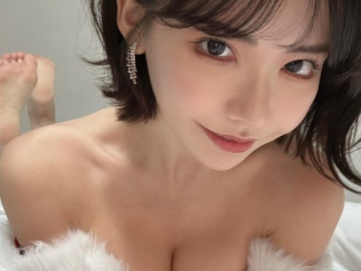 深田えいみ、谷間あらわなサンタコス披露！ 「超絶色っぽい」「こんなサンタさんいたらプレゼントいらない」