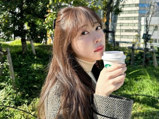 「しあわせクリスマス」指原莉乃、イブを男性と過ごす!? ケーキとすき焼きを食べ美脚ちらりなコーデ披露