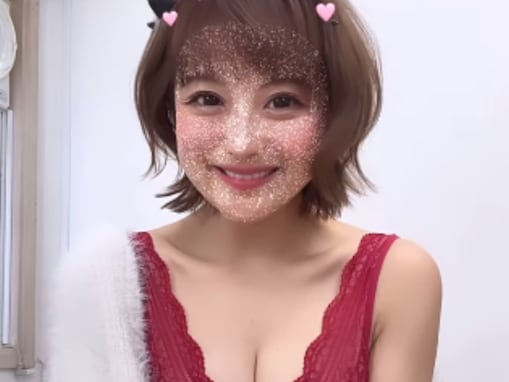 「意外とおっぱいあるんですね」鈴木奈々、谷間あらわなランジェリー姿に「胸の谷間綺麗」の声